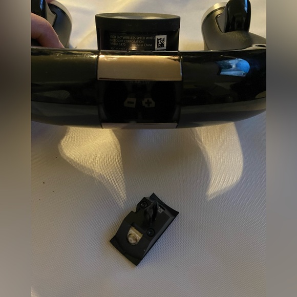 Xbox360 wireless steering wheel controller, uses 2 AA batteries - Picture 3 of 3